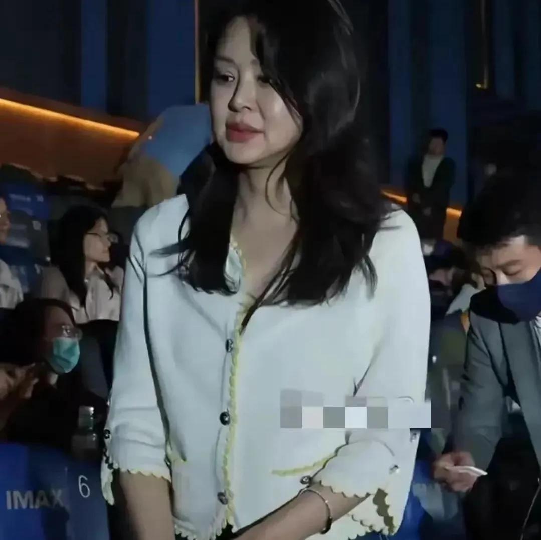 这两天，关悦的心挺不静的，不少网民在夸他的减龄丈夫后，又把舌头弹向了她。说她脸的