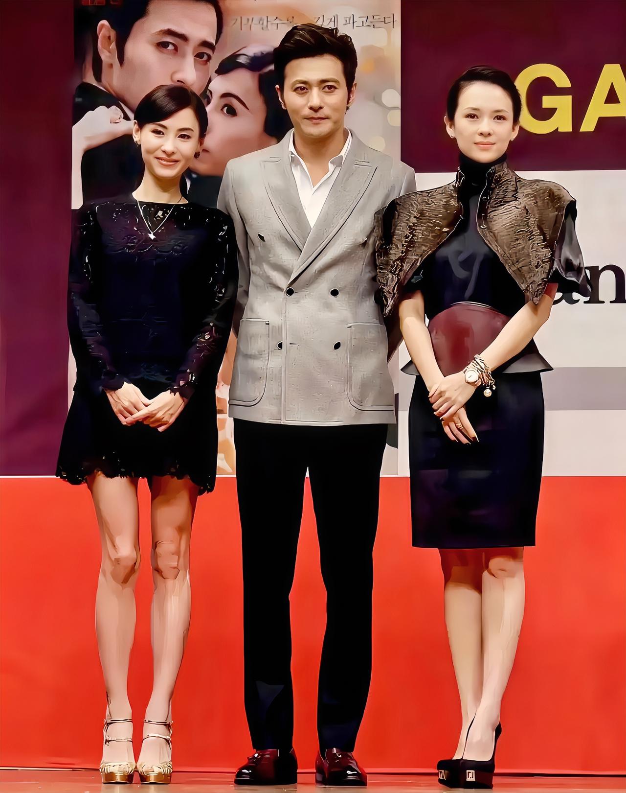 章子怡、张柏芝昔日合影，站在她俩中间的，是一位韩国演员，很帅气的欧巴。当时三