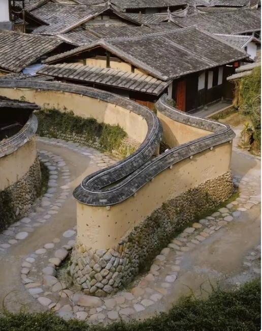 谁懂啊！第一次见这种“绕来绕去”的围墙，看着就觉得费砖又费工，完全搞不懂为啥要这