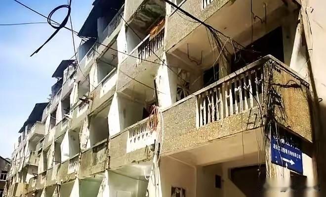 浙江有52户人家，自己凑了1010万。把住了40年的老破小，亲手给推了。要原
