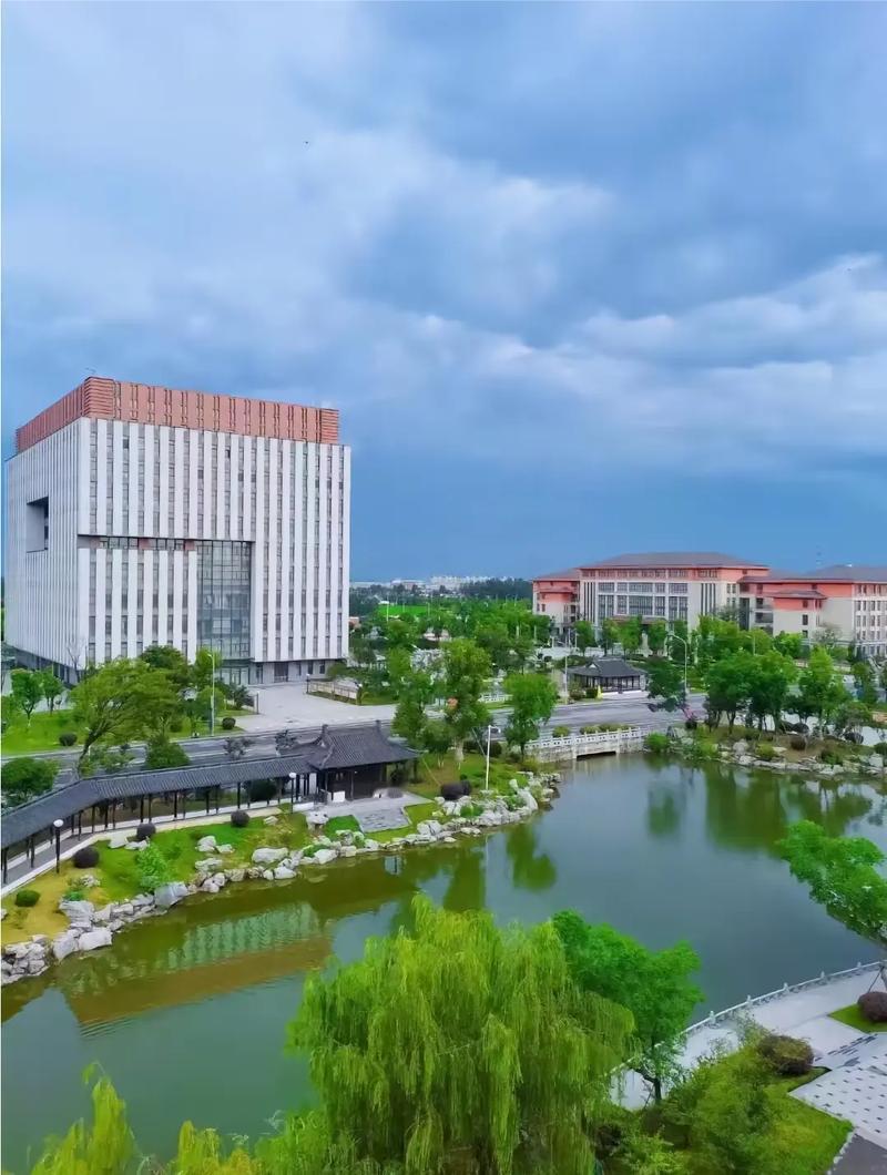 近期陆续获悉我国新增许多大学和学院升级为大学的消息，其中本月12日一天，教育部就