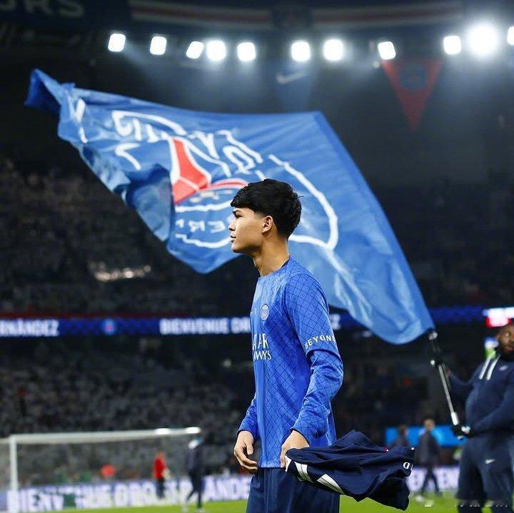 【1月12日满18，26日转会巴黎】巴萨体育总监德科谈到德罗转会巴黎：“德罗的合