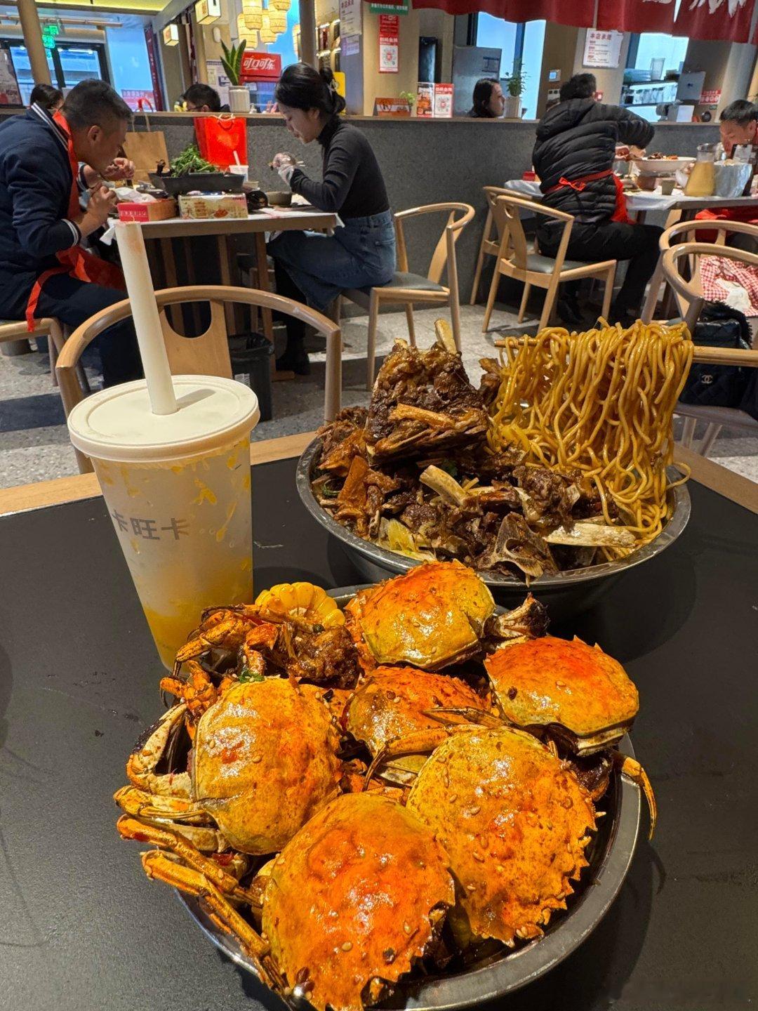 一降温就想搞点羊蝎子锅➕粉丝合肥人在这块真的拿捏了！！！一大锅的羊蝎子肉啃的好过