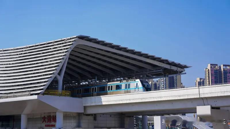 深圳今天拍的福田梅林宅地，由中铁7.92亿摘得，溢价65%，综合楼面价42695