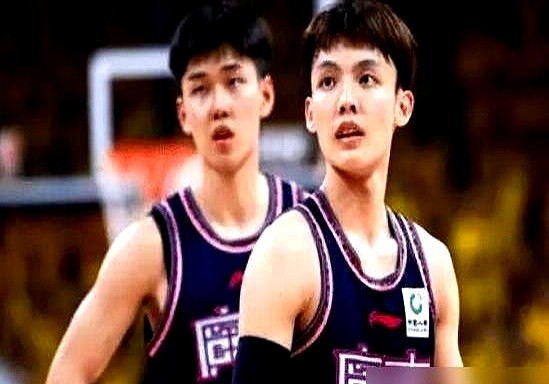 “接着练，别停。”徐杰在这条视频底下的留言，把一个坐冷板凳的年轻球员炸了出来。194公分，79公斤。