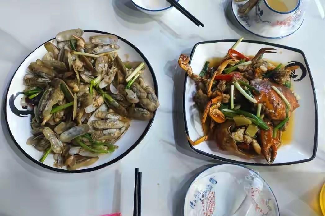 广东，一男子国庆出来旅游，来到一家海边餐厅用餐，期间，他询问老板价格，老板却含糊