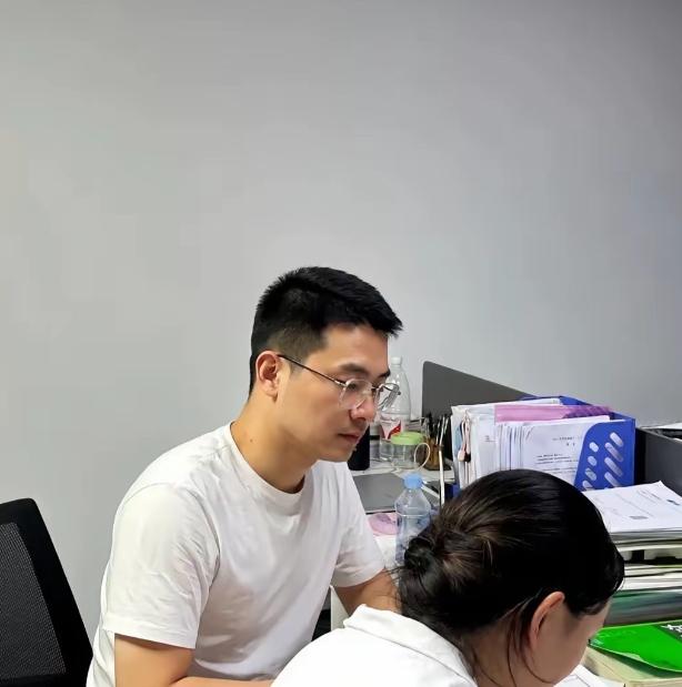 近日，海淀一位211爸爸火了，不是因为他是网红，而是他的教育方式，每晚让孩子九点
