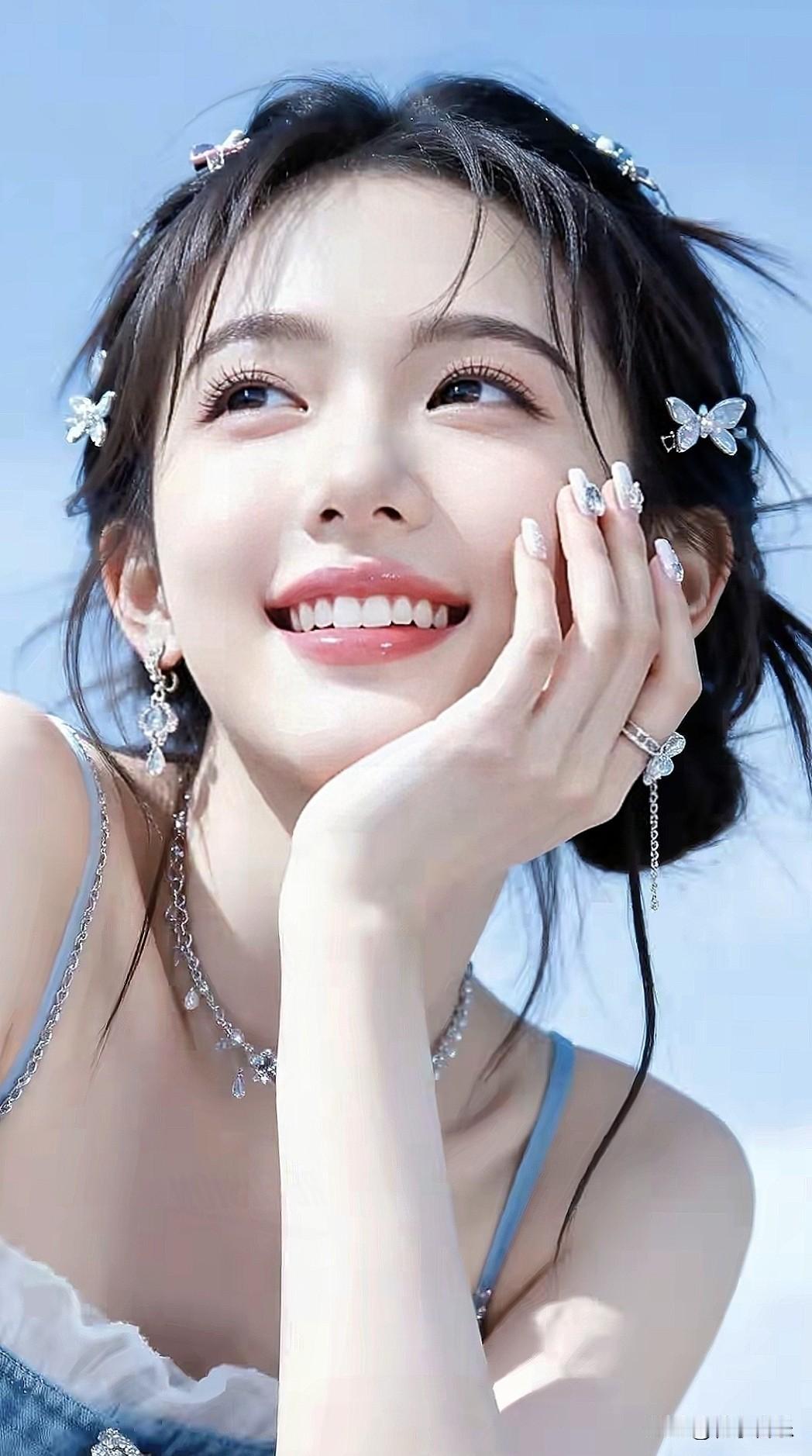 阳光下的甜美少女，微笑如花，配饰精致，少女感十足！🌸✨自然清新美少女甜系少女