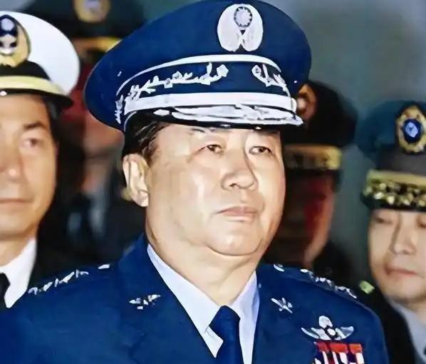 台湾首任军事大学校长，退役上将夏瀛洲说：当年佩洛西窜台，解放军趁势突破了海峡中线