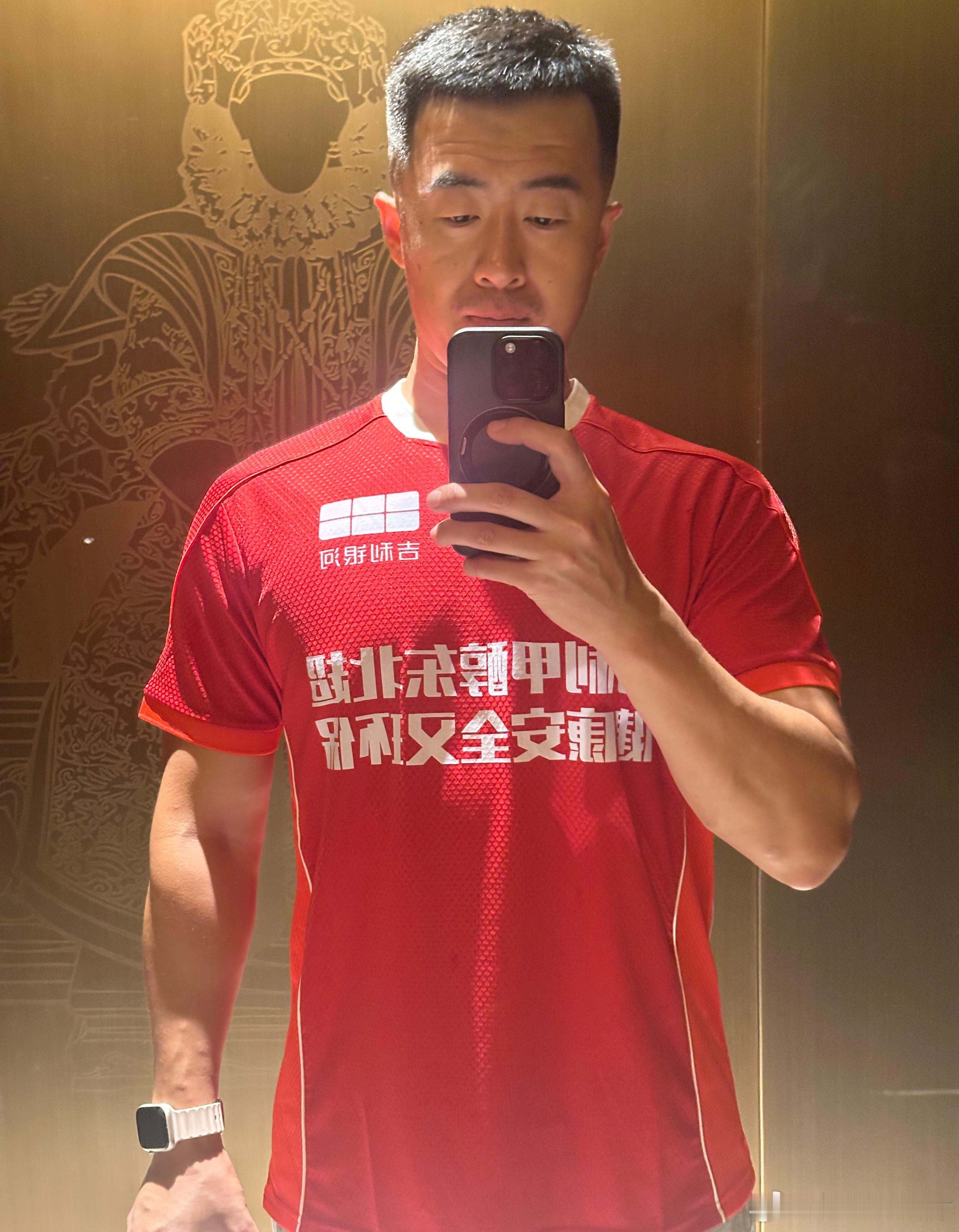 人一黑确实容易隐身～我不仔细看我都没发现我自己～吉利甲醇带我去东北超见世面～