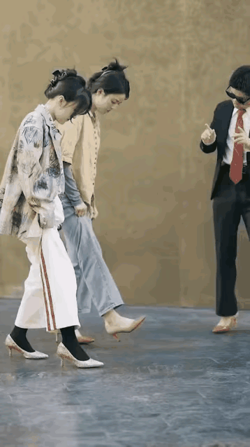 第一次发现男人穿高跟鞋走路比女人还好啊看[呲牙笑]