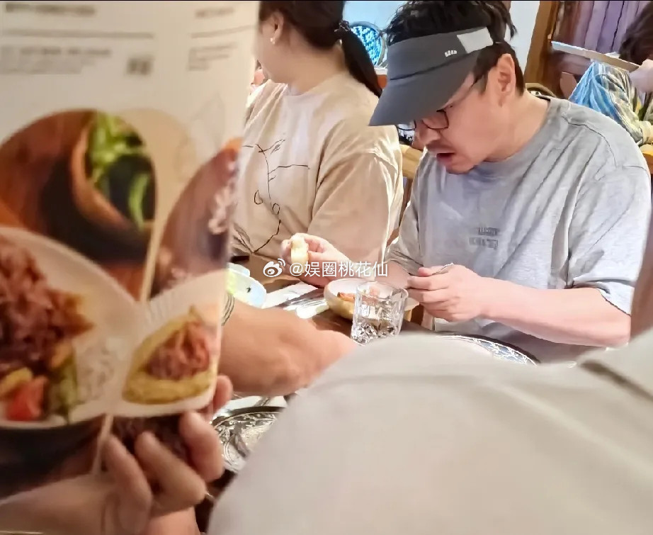 沈腾带老婆王琦和朋友聚餐，两口子出门穿得很是休闲松弛，都是一身肥大的T恤衫，沈腾