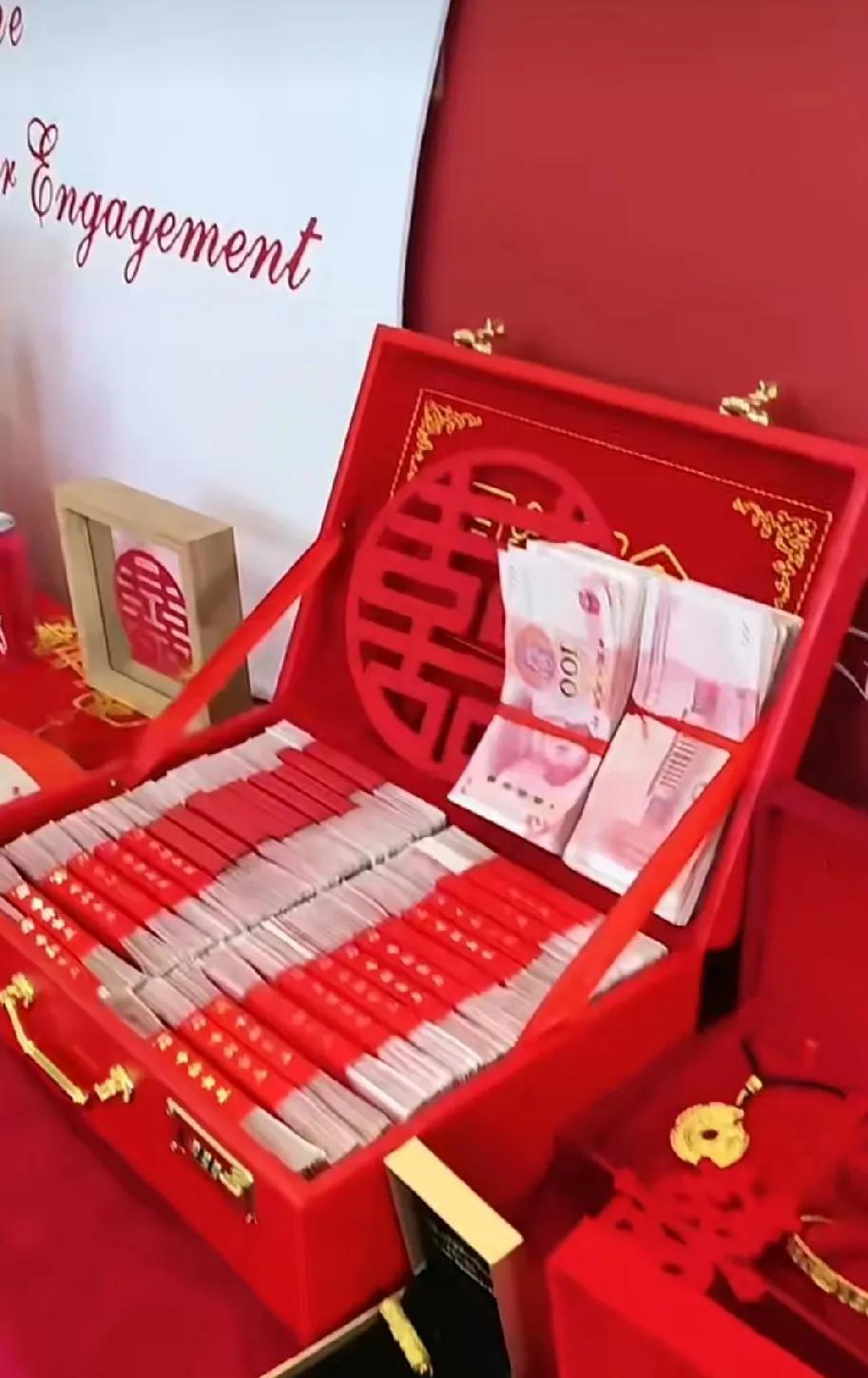 相亲宴上女方要求彩礼58万，男子提出三个问题后彩礼归零。1.男子一问:愿意做婚