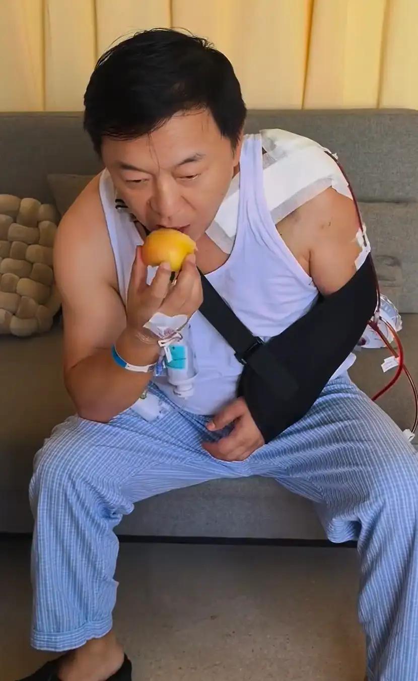 黄渤骑单车摔骨折，在医院里与人交流也那么幽默！9月3日，黄渤突然住院，原因是骑