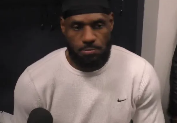 NBA常规赛，全场战罢，湖人以125-109战胜篮网。赛后，勒布朗-詹姆斯接受