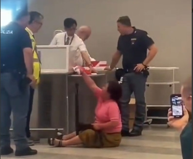 丢人丢到国外了！”6月8日米兰机场，中国大妈准备登机时，工作人员发现她行李超重，