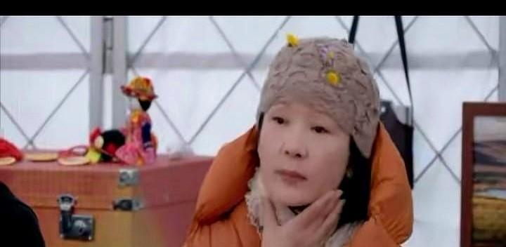 68岁刘晓庆进棚，一进门气场就把年轻演员镇住了。不靠滤镜，不靠热搜，走路带风，