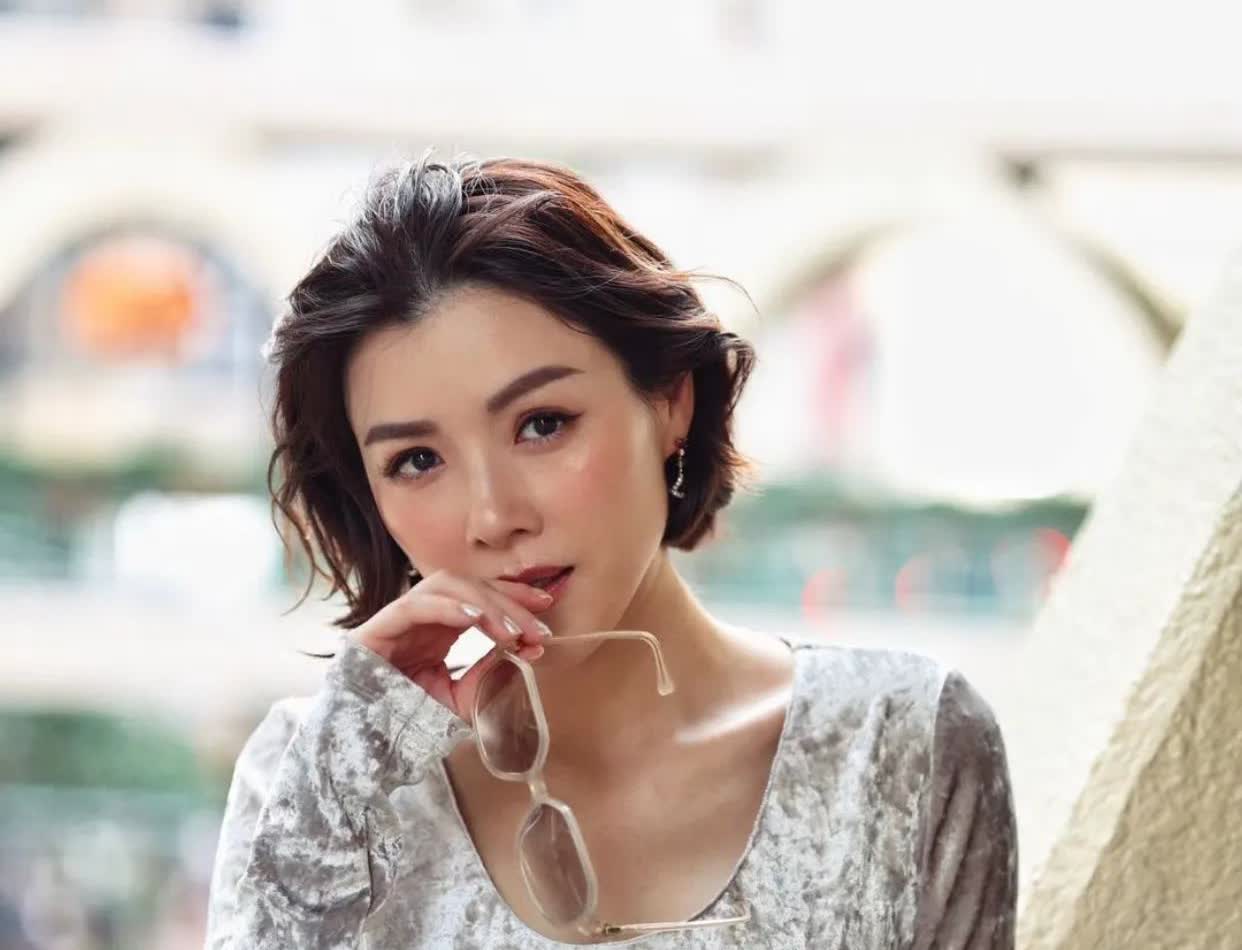 “港剧女王”陈茵媺：嫁给陈豪4年生3胎，如今44岁过得怎样？