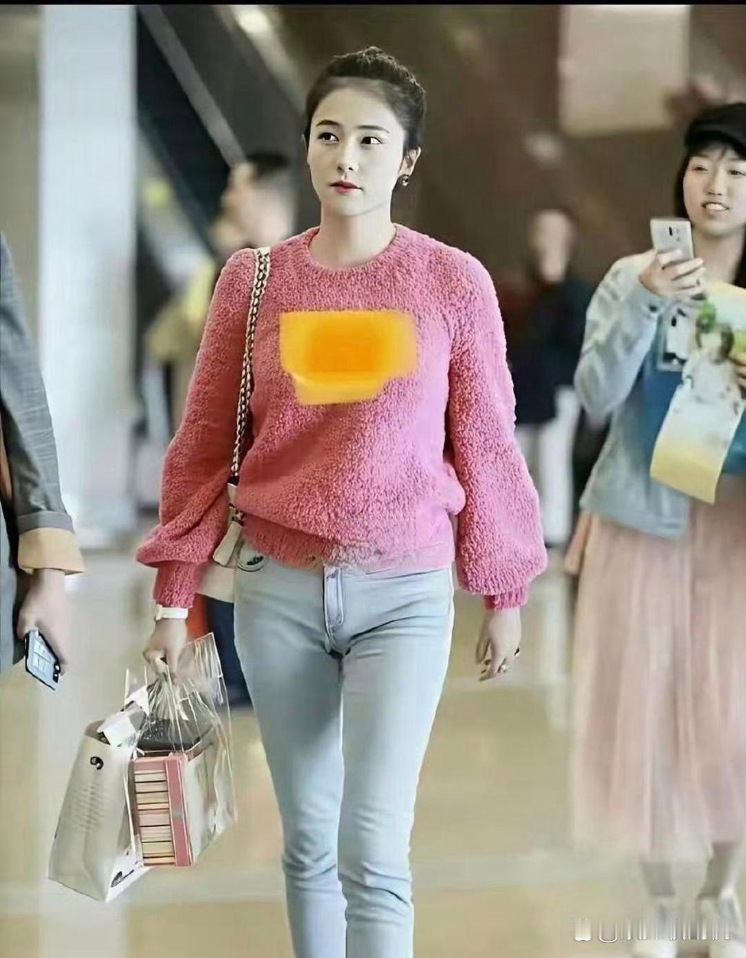 白鹿刚出道那会儿，脸还是有一定的辨识度的～