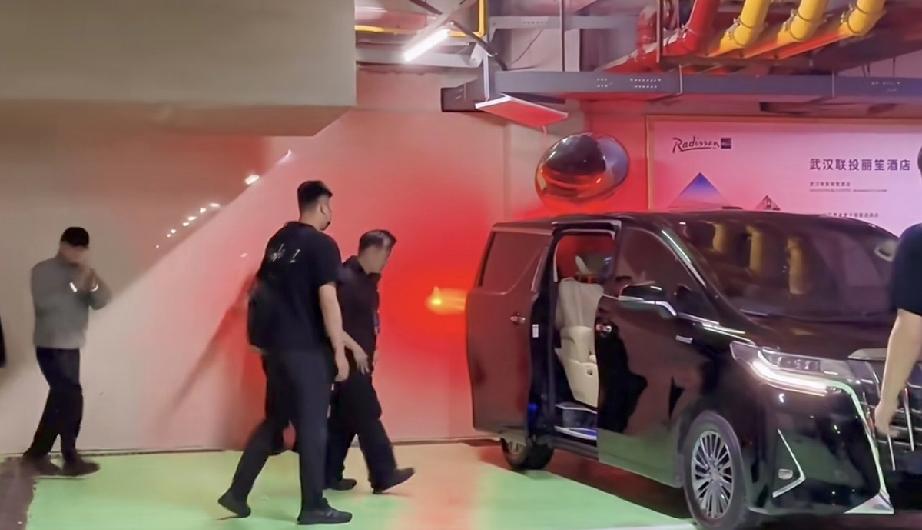 4月14日，谢霆锋才从酒店出来准备回家了，看来他真是累了，武汉演唱会结束后没有立