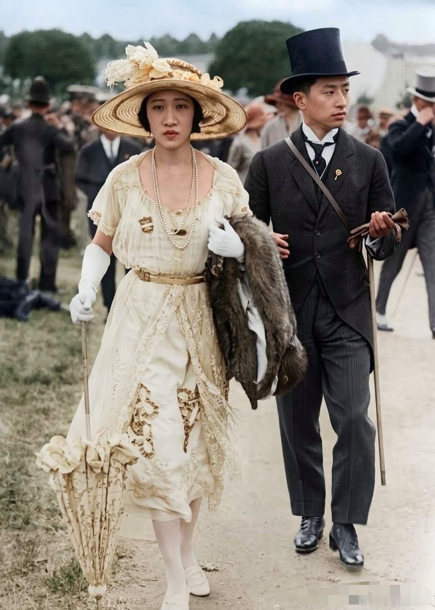 这是1921年外交家顾维钧携妻子黄蕙兰在英国伦敦参加活动时留下的一张老照片。彼时