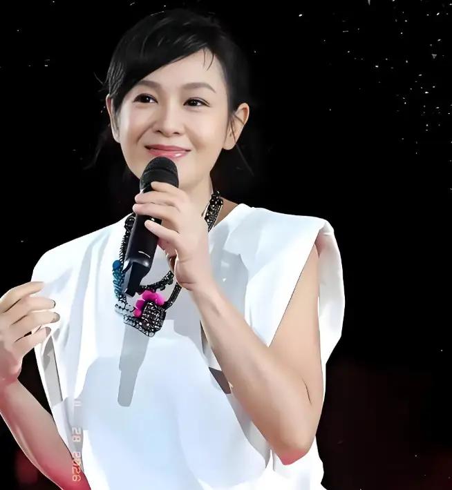 2011年，刘若英嫁给了身家68亿的富商钟小江，婚前刘若英约法三章：可以同居但必