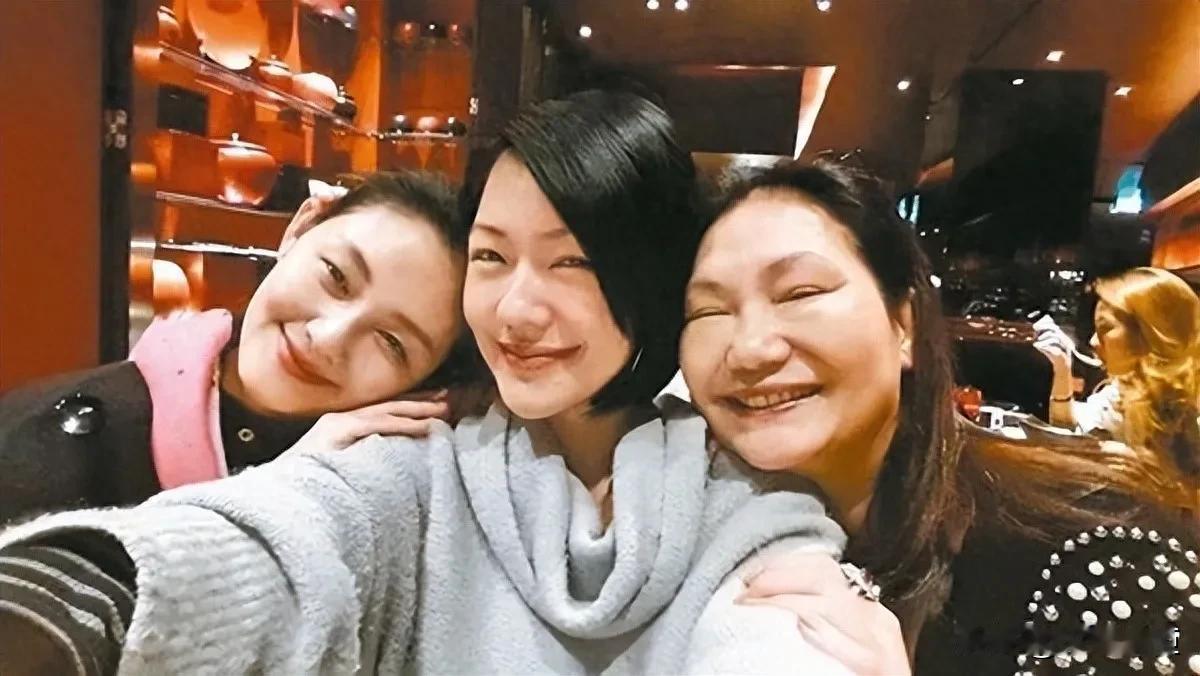 S妈终究还是输在了认知上。自大S去世后，大家发现S一家像乱套了，少了大S这个主