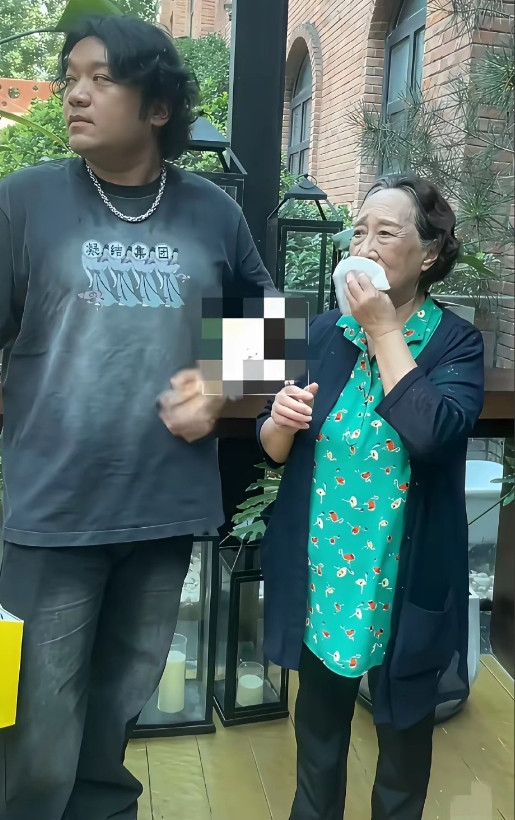 大家还记得《家有儿女》里那个眨着大眼睛说话奶声奶气的小雨吗？小时候的他圆头