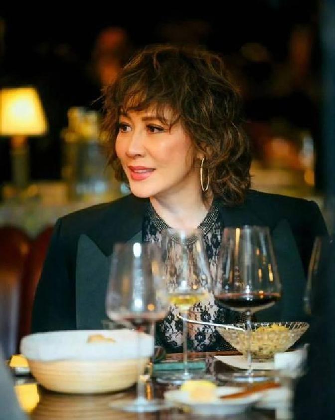 《一路繁花2》这档节目一播开，就把刘嘉玲的圈内老交情全抖落出来了。影后们齐聚草原