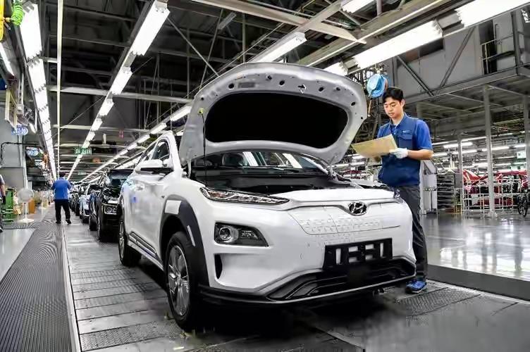 800万辆对400万辆。这是2024年中国和日本汽车出口的真实差距。但我要说