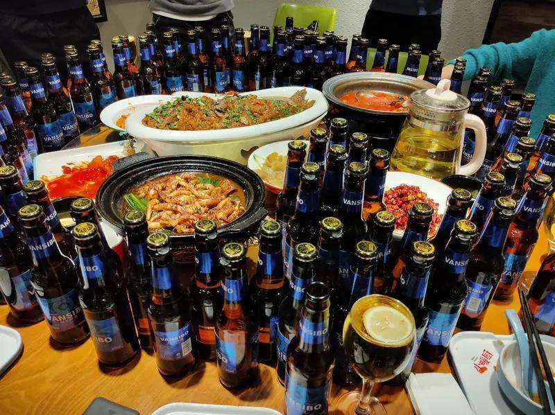 饭店老板发的视频火了，4个人从5点半喝到12点，喝掉近120瓶啤酒，走的时候还能