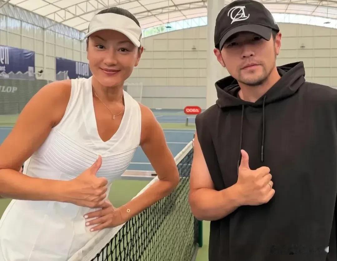 瞿颖夸谢霆锋网球打得好，毛不易问：没问王菲会不会打？瞿颖说当时我也想问，来不及了