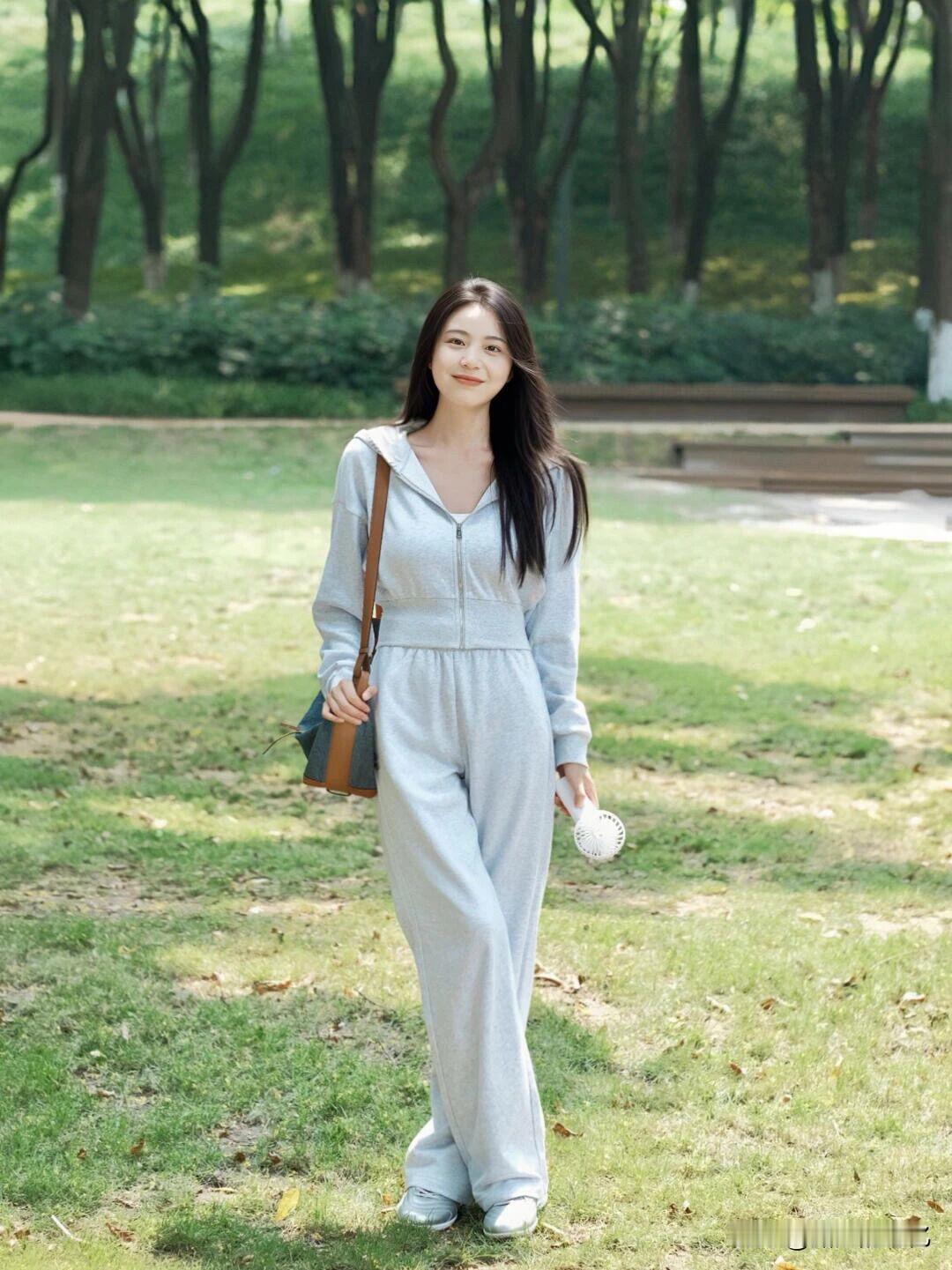 草地大片7连拍：把运动场搬进镜头，温柔滤镜+治愈感直接拉满！[比心][比心][比