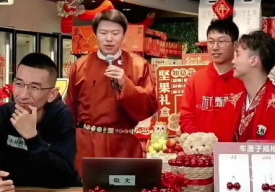 敬文再回应董宇辉离职后没唱过好日子这首歌，回看当时的画面，真实情况揭晓。最近