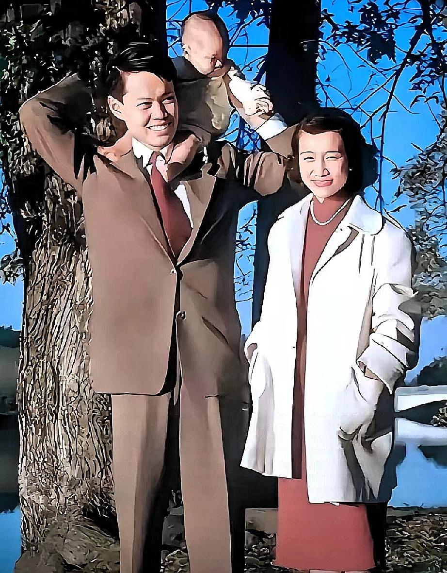 先生溘然长逝，享年103岁。看到这张1951年的全家福，我突然意识到，真正的传奇