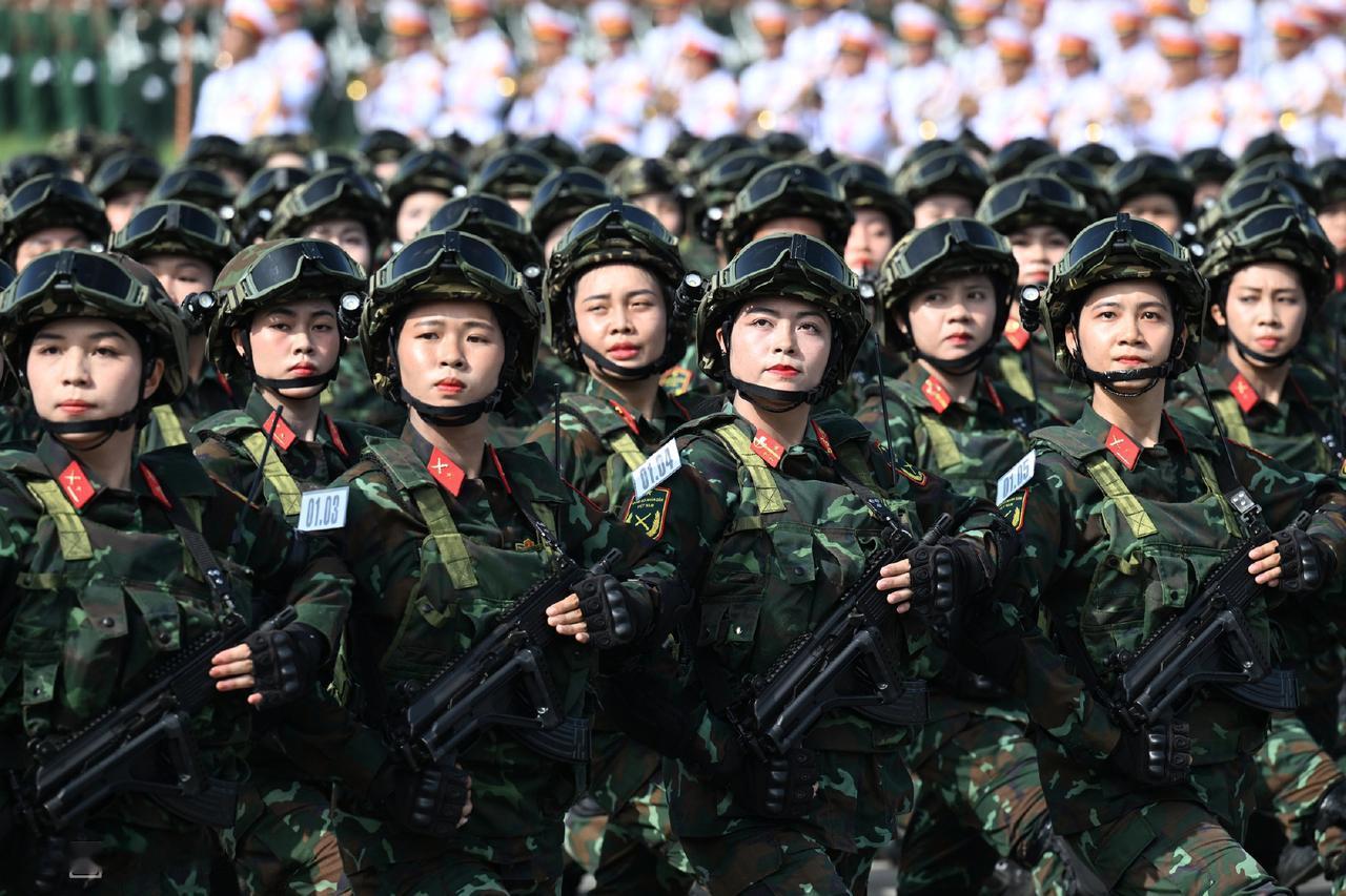 越南阅兵礼彩排仪式，也在不断的上演彩排！越南女兵的相貌。比起咱们国内女兵的相貌。