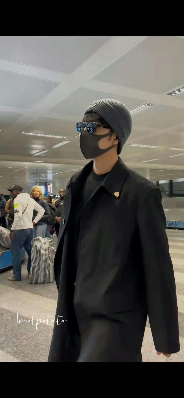 肖战把机场走成秀场了肖战平底鞋肖战米兰到达，机场当秀场具像化！！