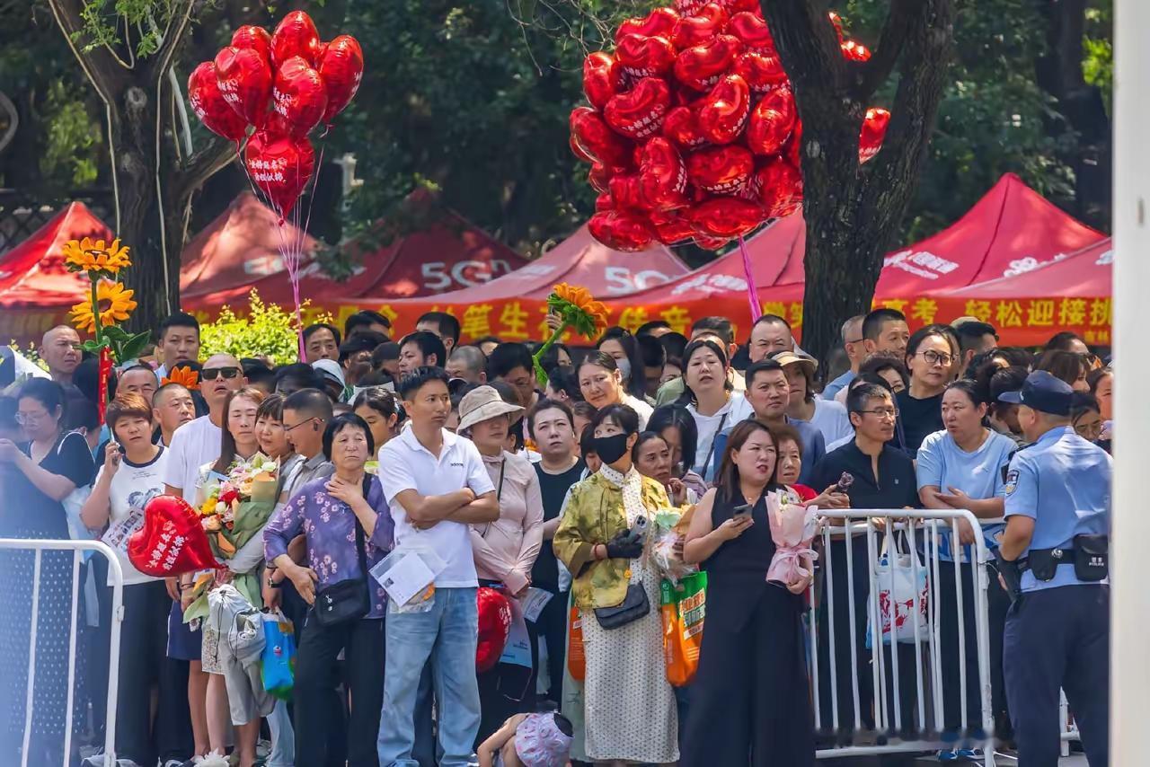北京，初三学生以生病为由请假离校，实则涌入校外全托机构备战中考。机构早8点收手机
