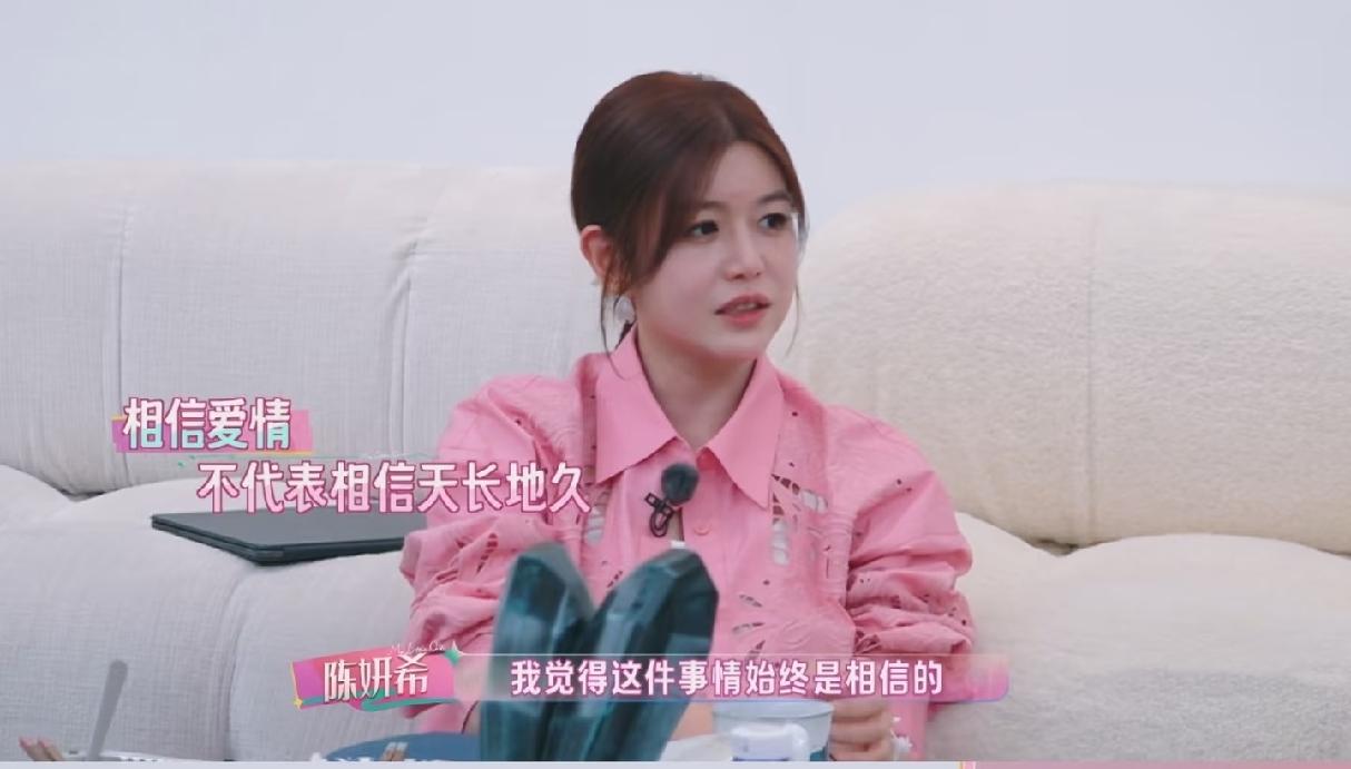 时间过去这么久，其实离婚的真相慢慢看出来了。陈晓和陈妍希离婚这个事情，应该