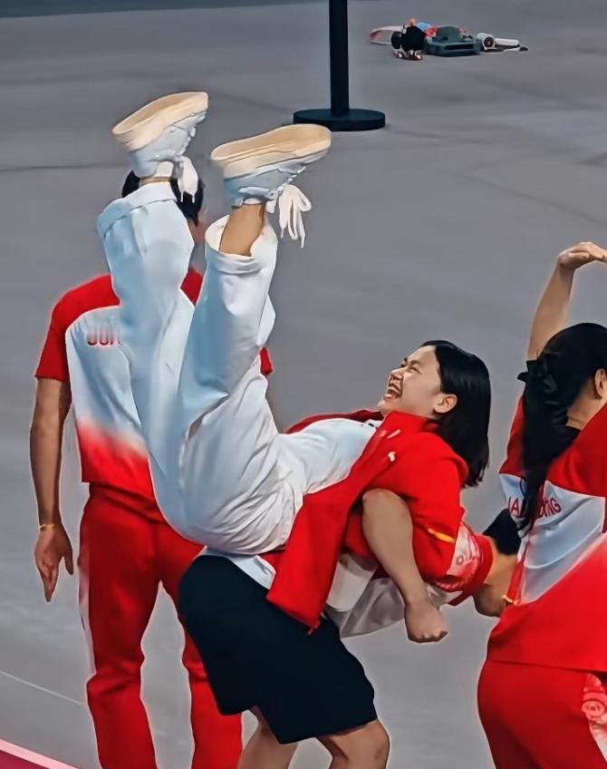 状态全开的全红婵。强得可怕！全红婵这姑娘。确实招人喜欢。比赛结束后的