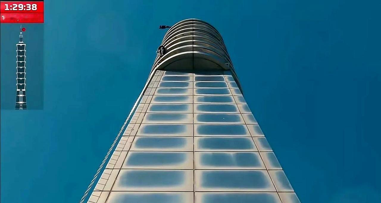 你以为“蜘蛛人”攀楼全靠手？2004年台北101，他第一次破了例。在65公里风