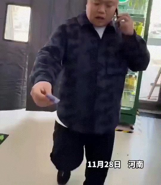 “有钱任性！”河南，一男生在校饭卡没钱了，就让爸爸过来充值，充好钱后也没说具体充