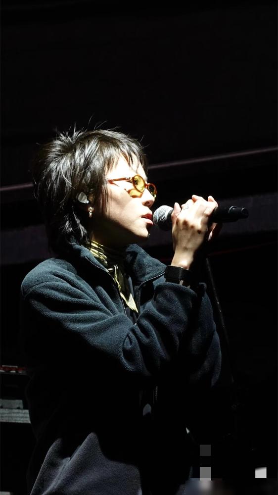 窦靖童墨尔本开唱，发福被指“女版窦唯”。现场在海边，日落潮汐，氛围浪漫。