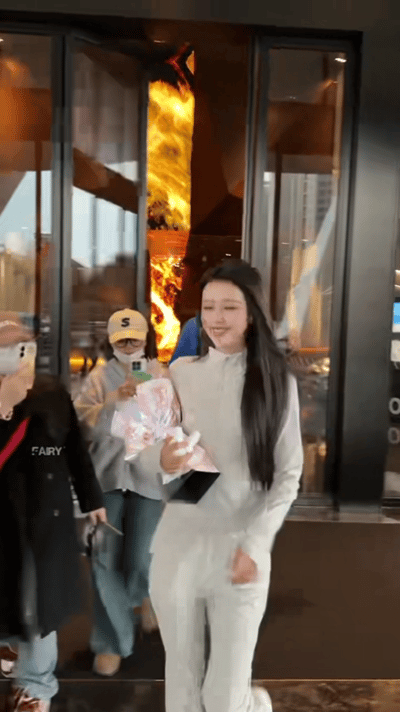 孙怡去浪姐上班的画面太治愈！孙怡浪姐捧花上班手捧鲜花脚步轻快，孙怡浪姐上班路上