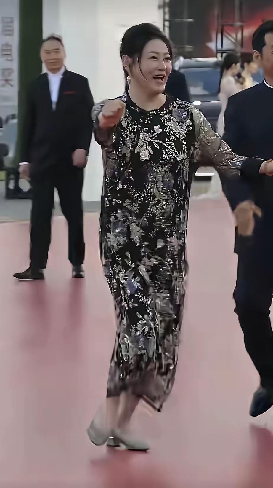 曾经是最美“潘金莲”的她，如今也发福了，身姿不再轻盈。五十五岁的王思懿现身活动