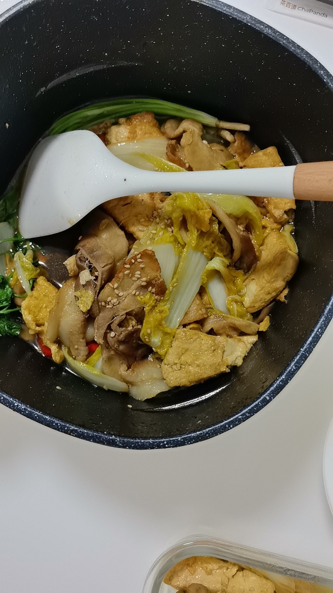 （拍得有点丑因为太急着吃）菜谱：五花肉煎透煎到脆，盛出（这时候可以撒盐偷吃一点了