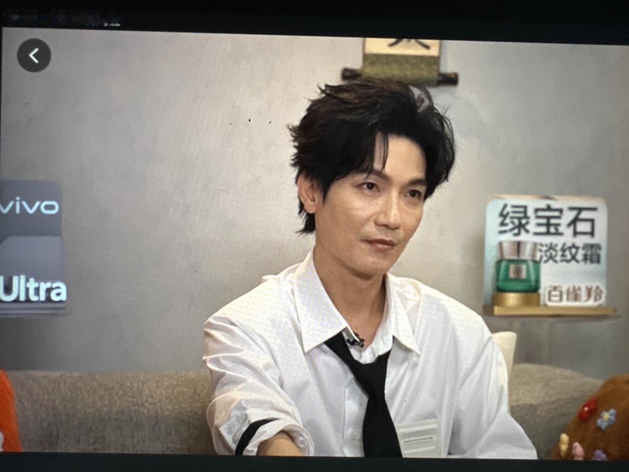 今晚的楚生果然是白衬衫打领带。摇滚🎸生来了。不知为啥，总感觉他有些疲惫，瘦