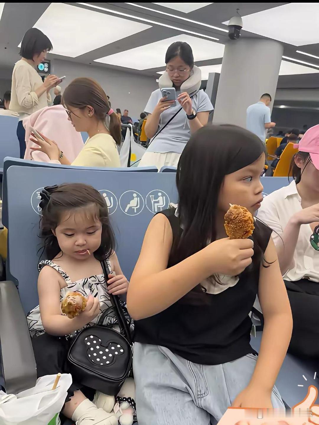 基因太奇妙！韩安冉两个同母异父女儿气质迥异，大女儿复刻妈妈少女模样