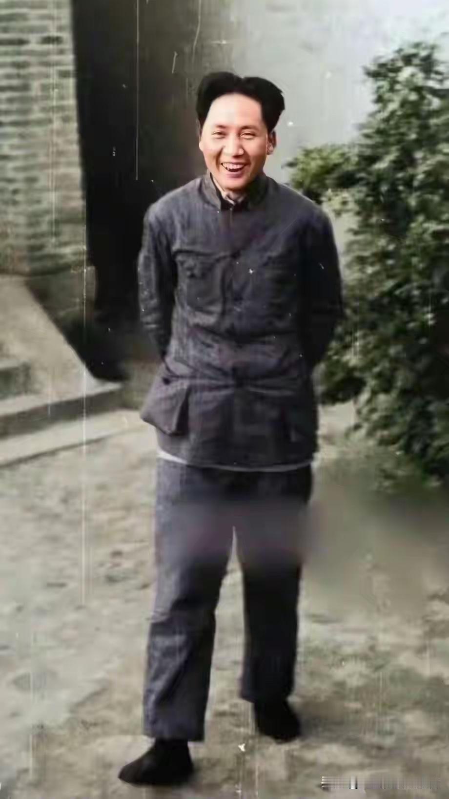 37岁的毛泽东照片，毛泽东笑容灿烂阳光。看到这张照片，很多人第一感觉是亲切，