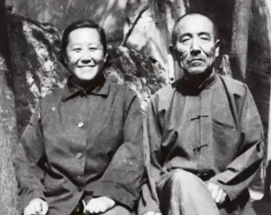 1971年，陕西一个老单身汉为了省钱，娶了比自己小10岁还蹲过监狱的女大学生，没